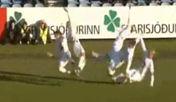 „Stjarnan“ futbolininkų griuvimas po tariamo rankinės granatos sprogimo