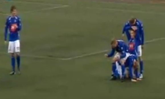 Futbolininkai suvaidino tualetą