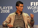 AFP/„Scanpix“ nuotr./Norintiems rengtis panašiai į jį, Cristinao Ronaldo gimtojoje Madeiroje (Portugalija) yra įkūręs firminę savo parduotuvę CR7.