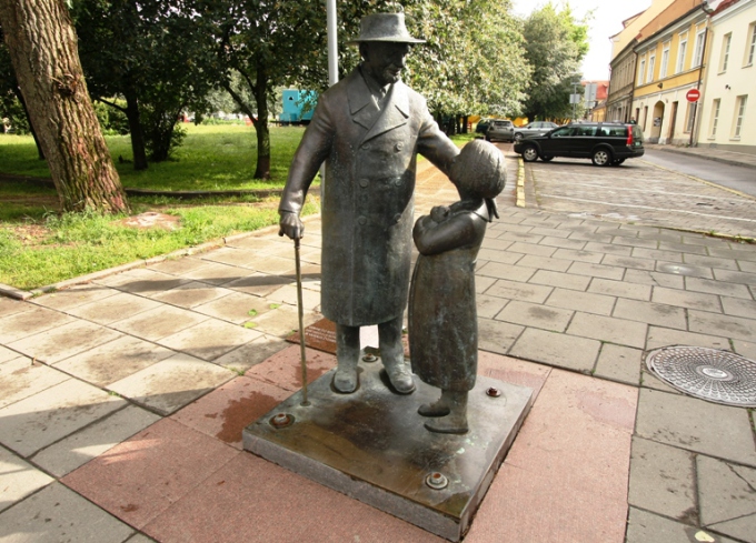 Žydų kilmės daktaro Cemacho Šabado, geriau žinomo kaip Daktraras Aiskauda, skulptūra Vilniuje.