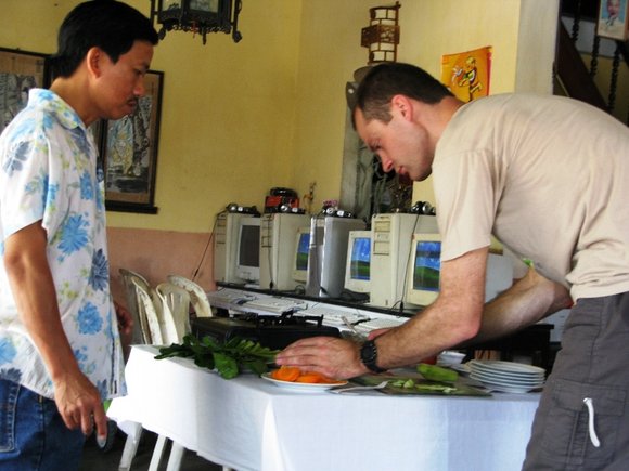 Atėjęs pavalgyti, gali užsisakyti ir maisto ruošimo pamokėlių. Dvi tokios kainuoja 15 Lt.