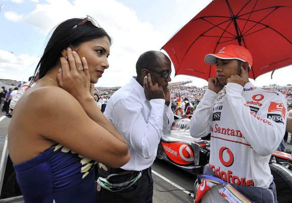Nicole Scherzinger ir Lewisas Hamiltonas prie Vengrijos GP lenktynių trasos.