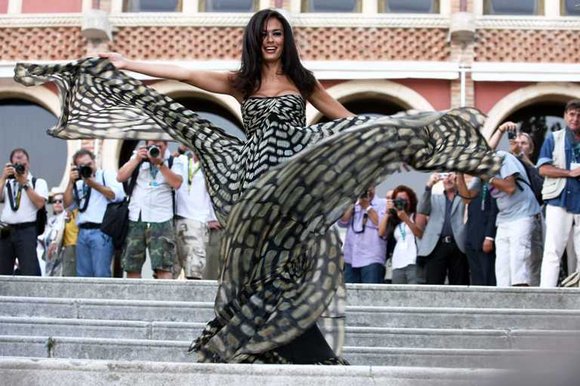 Venecijos kino festivalio atidarymo ceremoniją vedė garsi italų aktorė, buvusi Džeimso Bondo mergina Maria Grazia Cocinotta