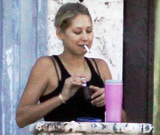 Ana Kurnikova paparacų nufotografuota rūkanti.