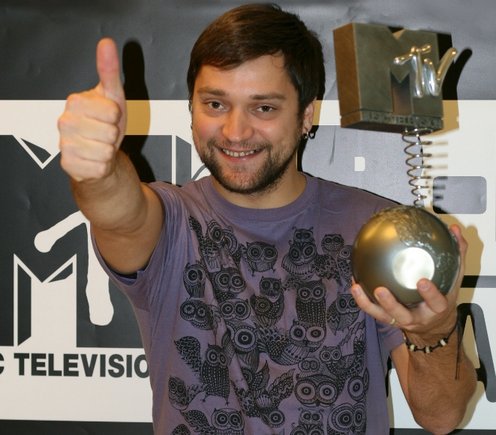 Leonas Somovas pirmadienį atsiėmė MTV apdovanojimą.