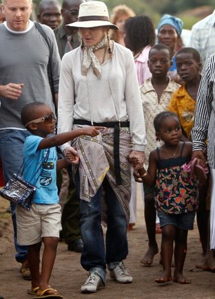 Madonna su įvaikiais iš Malavio – Davidu Banda ir Mercy James