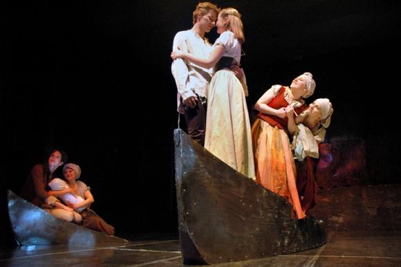 Antgamtinės galios, žmonių jausmai ir miestelio prie Nemuno likimas trečiadienį vilniečius apkerės Rusų dramos teatre.