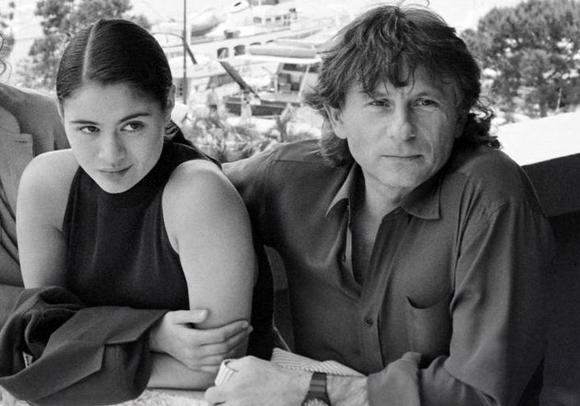 Romanas Polanskis ir Charlotte Lewis pristato filmą „Piratai“ 1986-ųjų Kanų kino festivalyje.