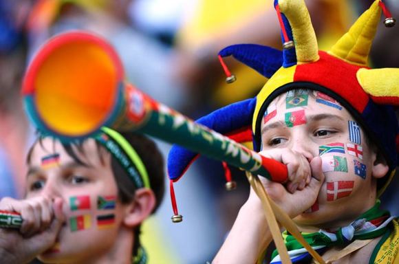 Futbolo gerbėjai Europos stadionuose vuvuzelų nepūs