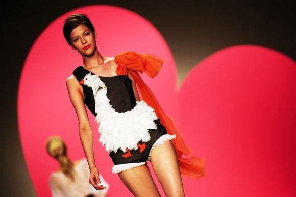 2010-ųjų vasaros „Moschino“ kolekcijos modelis