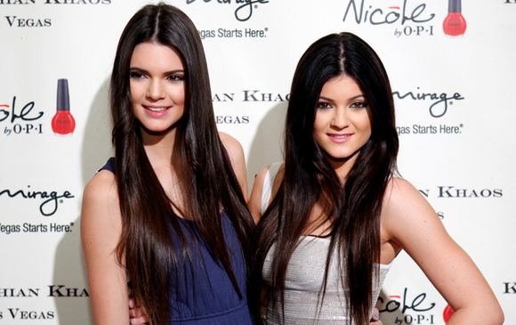 Kendall (kairėje) ir Kylie Jenner