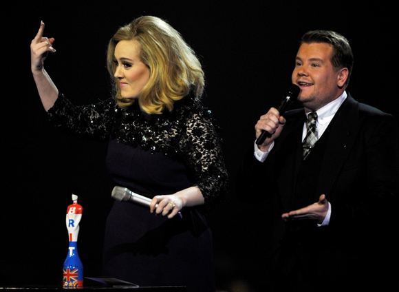 Adele ir Britų muzikinių apdovanojimų vedėjas Jamesas Cordenas