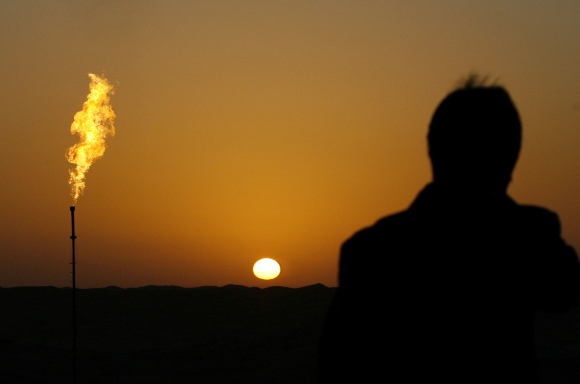 AFP/&bdquo;Scanpix&ldquo; nuotr./Naftos saulėlydis.