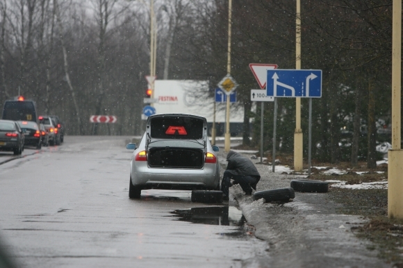 Į duobę įvažiavę ir automobilį apgadinę vairuotojai, apsidraudę kasko draudimu, gali kreiptis į draudimo bendrovę dėl žalos atlyginimo.