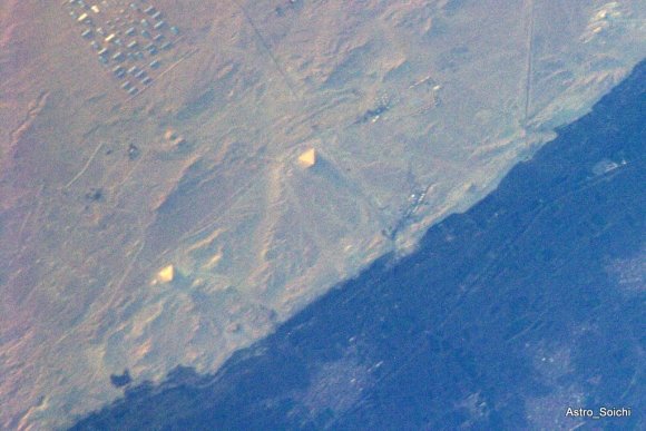 „Taip, mes matome piramides iš kosmoso“, – iš TKS darytą Egipto piramidžių nuotrauką komentuoja S.Noguchi. 