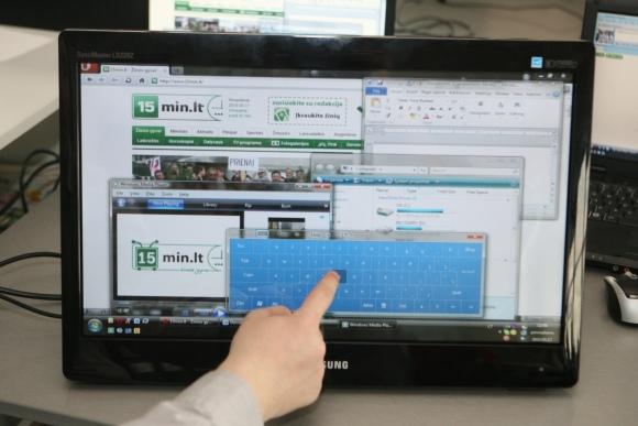 Lietimui jautrus monitorius „Samsung LD220Z“.