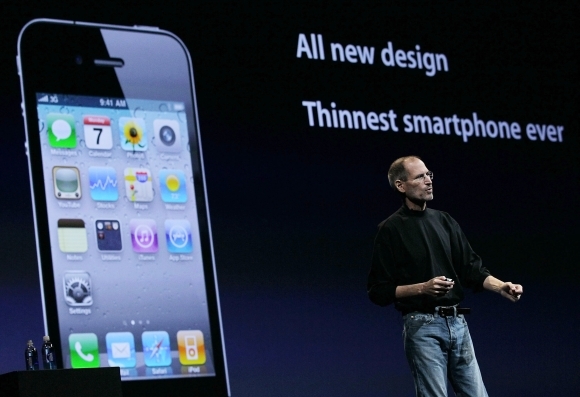 S.Jobsas pristatė ploniausią išmanųjį telefoną rinkoje „iPhone 4“.
