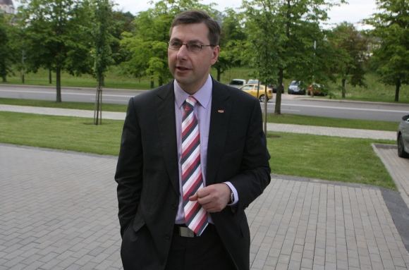 Irmanto Gelūno/15min.lt nuotr. / Švietimo ir mokslo ministras Gintaras Steponavičius teigė, jog ministerija nustato tik studento pažymėjimų kainą, o kaip šiuos pinigus skirsto sąjungos – jų pačių reikalas. 1276014317gintarassteponavicius Studentų pinigai – masalas atstovybėms vilioti (audio)