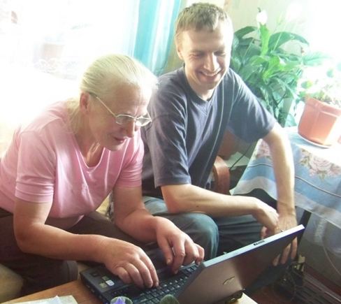 A.Bertašiaus (d.) 60-metė mama Irena pirmą kartą prisėdusi prie kompiuterio puolė tiesiai į Ikrauk.lt pasiguosti, jog namuose lizdą susuko bitės. 
