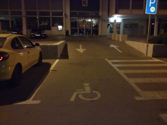 Neįgaliųjų parkavimo vieta virto išvažiavimu.
