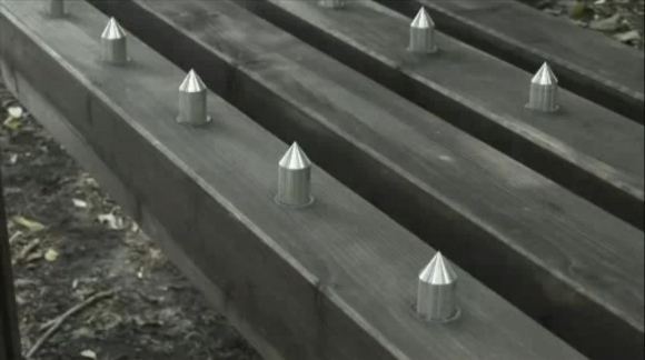 Mokamą suoliuką saugo metaliniai spygliai.