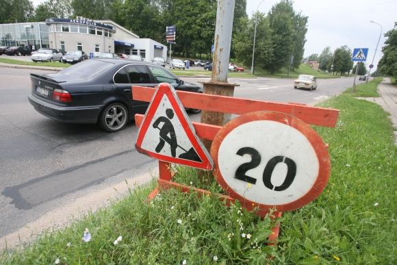 Sostinės Viršuliškių mikrorajone kone mėnesį stovi laikinieji kelio ženklai, įspėjantys apie darbus kelyje ir ribojantys greitį iki 20 kilometrų per valandą, tačiau joks gatvės remontas čia nevyksta.