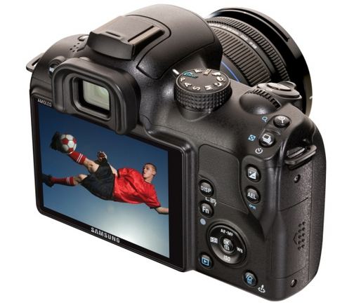Filmuoti galinti fotoaparatas su keičiamais objektyvais „Samsung NX10“.
