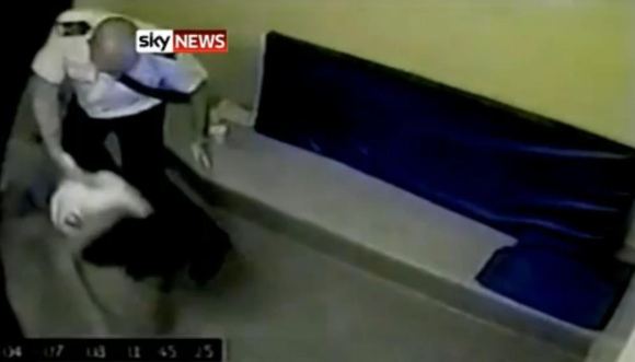 Policijos būstinės vaizdo kameros užfiksavo, kaip pareigūnas M.Andrewsas tempia moterį ir įmeta ją į sulaikymo kamerą. 