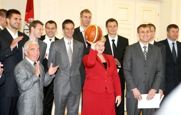Prezidentė Dalia Grybauskaitė Lietuvos krepšinio rinktinės nariams įteikė padėkos raštus, šie šalies vadovei padovanojo krepšinio kamuolį su savo parašais. 