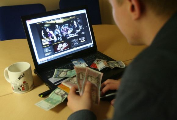 Lažybas organizuojančias užsienio svetaines Lietuvoje siekiama užblokuoti jau beveik metus, tačiau byla iš esmės nepajudėjo. 