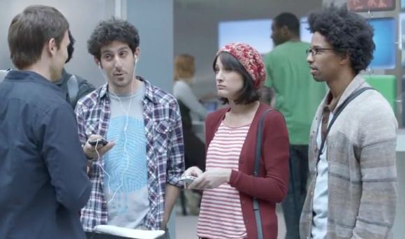 „Samsung“ išleido dar vieną reklamą, kurioje pašiepia „Apple“ gerbėjus.