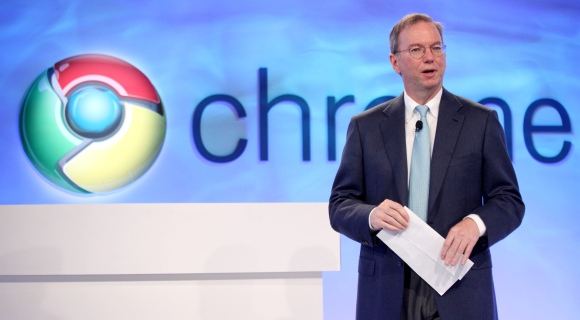 „Google“ valdybos pirmininkas Ericas Schmidtas šalia „Chrome“ logotipo. 