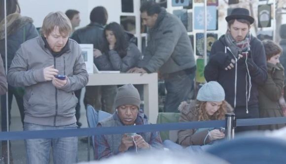 „Samsung“ reklamoje „Apple“ gerbėjai vadinami miesto stovyklautojais. 