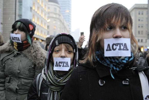 ACTA kritikai teigia, kad sutartis riboja interneto laisvę. 