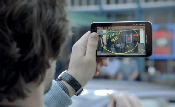Šįkart pašiepdama „Apple“ gerbėjus „Samsung“ reklamuoja išmaniojo telefono ir planšetės hibridą „Galaxy Note“. 