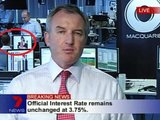 Kadras i&scaron; &bdquo;Youtube&ldquo; vaizdo įra&scaron;o/Banko darbuotojas tiesioginiame TV eteryje pričiuptas žiūrintis į pusnuogės manekenės nuotraukas. 