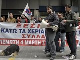 AFP/„Scanpix“ nuotr./Profsąjungos aktyvistai užėmė Finansų ministerijos pastatą.