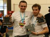 Asmeninio arch. nuotr./Vitalijus Rodnovas (k.) su robotu „Master of Disaster“.