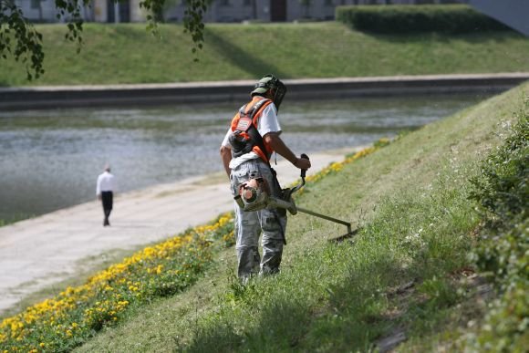 Miesto tvarkdariai uždirba vos daugiau nei 600 Lt per mėnesį, tačiau net ir toks atlygis vėluoja jau trečias mėnuo. 