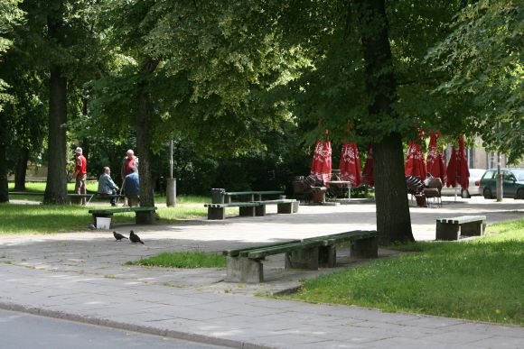 Apleistame skvere Užupyje jau ne vienerius metus karaliauja asocialūs asmenys. Tačiau šią vasarą iniciatyvos gaivinti skverą ėmėsi „Užupio krautuvė“, popietėmis kviečianti į lauko kavinę.
