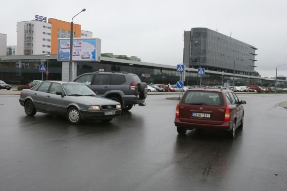 Šviesoforo J.Kubiliaus ir P.Lukšio gatvių sankryžoje vairuotojams teks palaukti – jam įrengti trūksta pinigų.