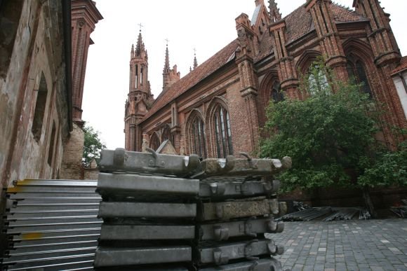 Yrančius Šv. Onos bažnyčios bokštus ir stogą žadėta tvarkyti dar šių metų pradžioje, tačiau realūs darbai prasidės tik rudeniop. 