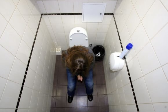 Vilniaus „Akropolio“ tualetais susiruošusios pasinaudoti moterys turėtų apsižvalgyti, ar jų iš pasalų nestebi iškrypėlis.