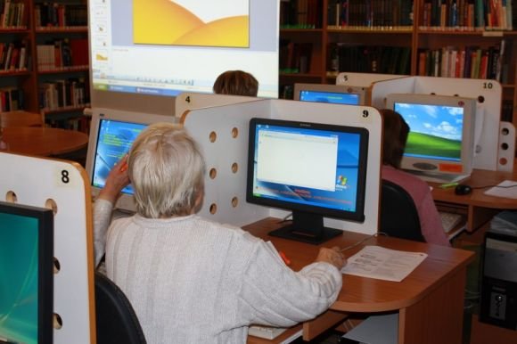 Vyresnio amžiaus žmones naudotis internetu pratina projektas „Bibliotekos pažangai“.