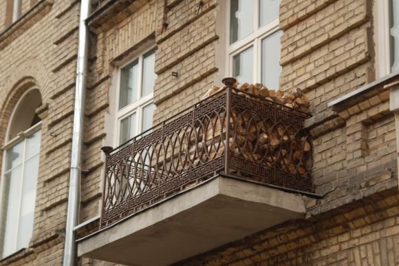 Nemažai senamiestyje esančių namų nėra prijungti prie centrinės šildymo sistemos, tad butus gyventojai šildosi patys. Stipriai pašalus, neprižiūrimuose ir nešildomuose butuose užšąla vandentiekio vamzdžiai, dėl ko vandens tiekimas sutrinka visame name.