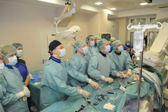 LGS prezidentas L.Labanauskas apgailestavo, kad dirbti Lietuvoje pagal įgytą specialybę lieka tik du trečdaliai medicinos studijas baigusių kvalifikuotų gydytojų.