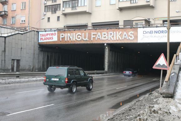 Sekmadienį elektrikams pavyko atgaivinti tik pusę tunelio apšvietimo.