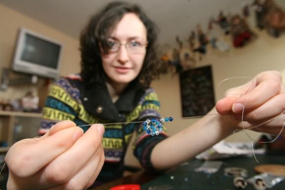 Studentė I.Labutytė gaminti papuošalus pradėjo prieš Kalėdas, kai pritrūko pinigų dovanoms. Dabar mergina papuošalus gamina ne tik artimiesiems, bet ir pardavinėja juos užsakovams.