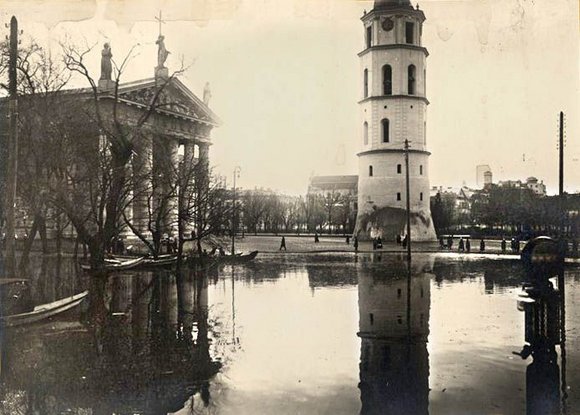 Praėjusiame šimtmetyje smarkiausiai Neries vanduo išsiliejo 1931 m. Potvynio metu žmonės plaukiojo valtimis po dabartines Žygimantų, T.Vrublevskio, Tilto, Olimpiečių gatves.