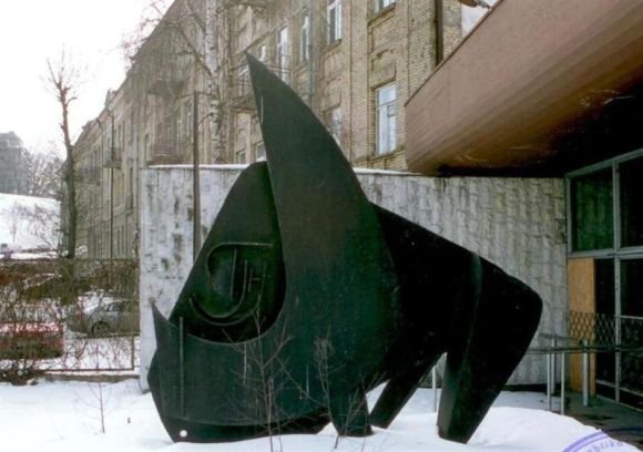 S.Šarapovo skulptūra „Tauras“ ilgus metus stovėjo prie sovietmečiu garsaus restorano „Tauro ragas“. Šiuo metu rekonstruojama skulptūra, su naujųjų restorano šeimininkų sutikimu keliaus į netoli Vilniaus esantį skulptūrų parką, priklausantį sostinės vicemerui V.Martikoniui.